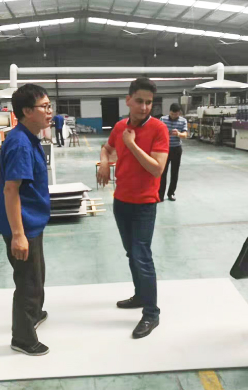 热烈欢迎土库曼斯坦中空塑料建筑模板经销商莅临我厂参观