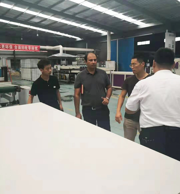 热烈欢迎巴基斯坦中空塑料建筑模板经销商莅临我公司参观并洽谈模板业务