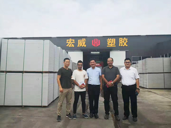 热烈欢迎巴基斯坦中空塑料建筑模板经销商莅临我公司参观并洽谈模板业务